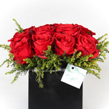 Load image into Gallery viewer, Red Equador Roses Vase
