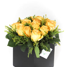 Load image into Gallery viewer, Yellow Colombian Roses Vase