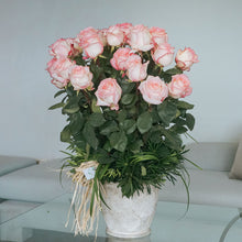Load image into Gallery viewer, Ecuador Roses Vase Arrangement-2 Dozens